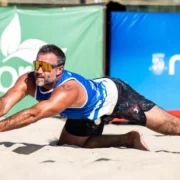 Atleta faz defesa durante partida de vôlei de praia na areia, em imagem de divulgação do Circuito Carioca de Vôlei de Praia em Icaraí