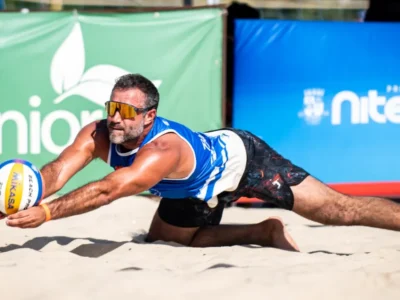 Atleta faz defesa durante partida de vôlei de praia na areia, em imagem de divulgação do Circuito Carioca de Vôlei de Praia em Icaraí