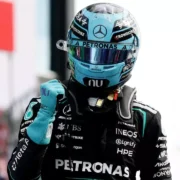 Carros da Fórmula 1 no Circuito de Zandvoort, na Holanda, onde acontece neste sábado o treino classificatório que define o grid para a corrida de domingo