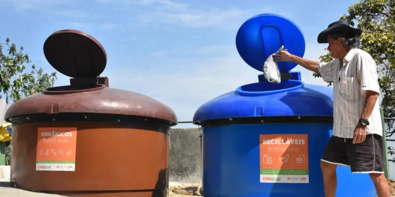 Moloks para resíduos orgânicos e recicláveis instalados no Bairro de Fátima, em Niterói