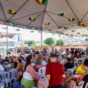 Imagem de apoio para reportagem sobre o Comida Di Rua em Niterói, festival gastronômico com hambúrguer de 1 kg, coxinha gigante, cachorro-quente gigante, torre de churros e Batata de Marechal no feriadão de 7 de Setembro