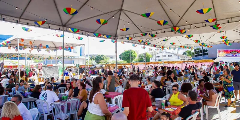 Imagem de apoio para reportagem sobre o Comida Di Rua em Niterói, festival gastronômico com hambúrguer de 1 kg, coxinha gigante, cachorro-quente gigante, torre de churros e Batata de Marechal no feriadão de 7 de Setembro