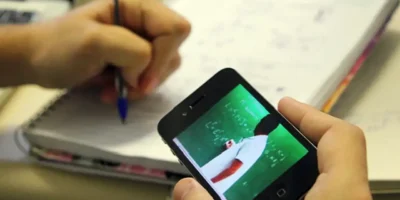 Estudante acompanha atividade acadêmica por computador. A consulta pública do novo marco regulatório da educação a distância recebe contribuições até 14 de agosto e discute regras para cursos, professores, polos e acompanhamento dos alunos