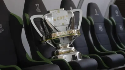 Taça da Copa do Brasil durante evento da CBF. O sorteio das quartas de final definiu três clássicos estaduais e o confronto entre Vasco e Vitória, além dos mandos e do caminho dos oito clubes até as semifinais