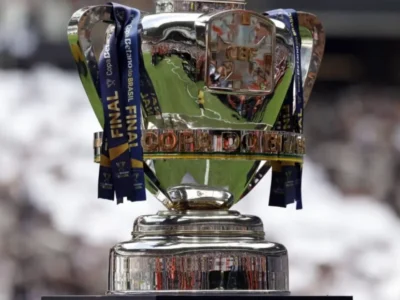 Imagem do troféu da Copa do Brasil sendo exibido em um estádio