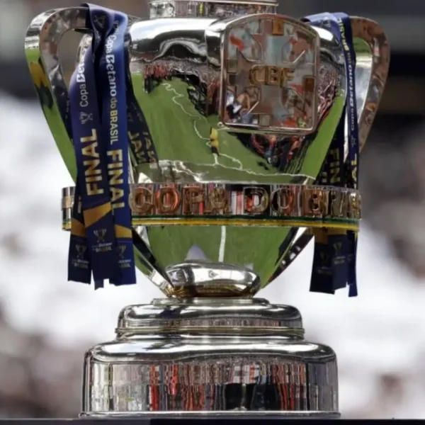 Imagem do troféu da Copa do Brasil sendo exibido em um estádio