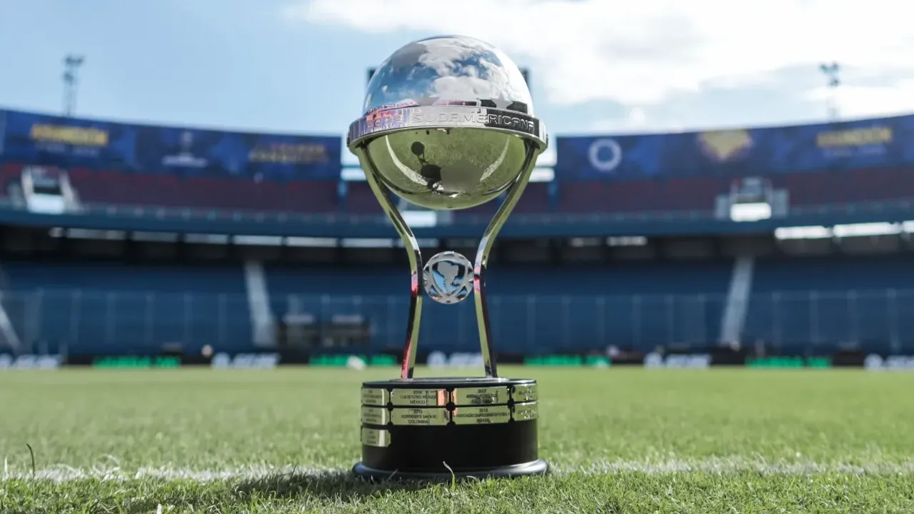 Troféu da Copa Sul-Americana de 2026, com Vasco x Olimpia, Santos x Macará e Cienciano x Botafogo pelos jogos de ida das oitavas de final Troféu da Copa Sul-Americana de 2026, com Vasco x Olimpia, Santos x Macará e Cienciano x Botafogo pelos jogos de ida das oitavas de final