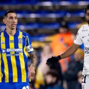 Jogadores de Corinthians e Rosario Central disputam partida pelas oitavas de final da Copa Libertadores