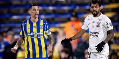 Jogadores de Corinthians e Rosario Central disputam partida pelas oitavas de final da Copa Libertadores