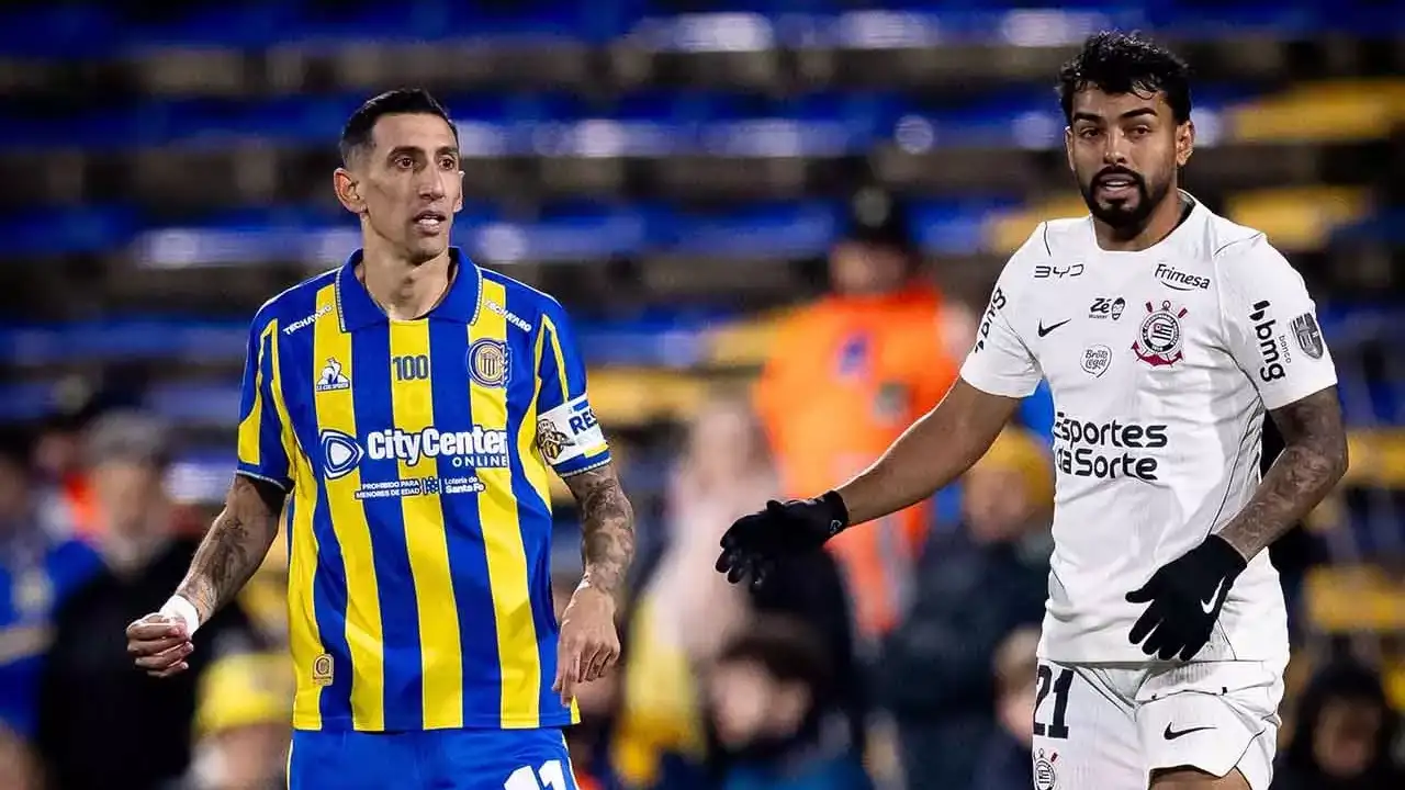 Jogadores de Corinthians e Rosario Central disputam partida pelas oitavas de final da Copa Libertadores