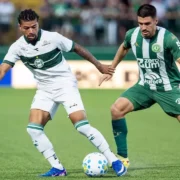 Imagem de uma disputa de bola entre jogadores do Coritiba e da Chapecoense pelo Campeonato Brasileiro em 2026
