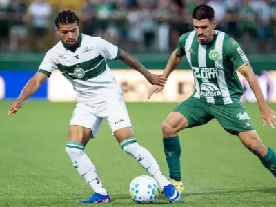 Imagem de uma disputa de bola entre jogadores do Coritiba e da Chapecoense pelo Campeonato Brasileiro em 2026