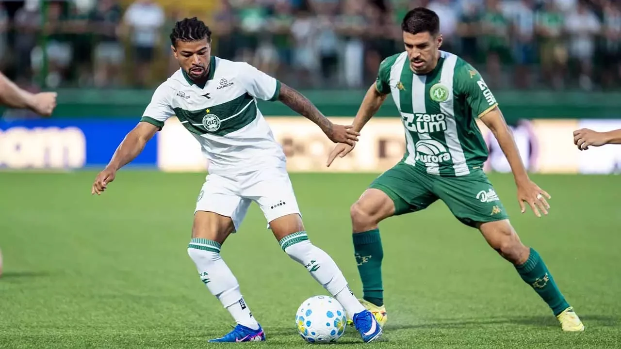 Imagem de uma disputa de bola entre jogadores do Coritiba e da Chapecoense pelo Campeonato Brasileiro em 2026