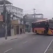 Ônibus atravessados em via da Zona Norte do Rio durante operação policial