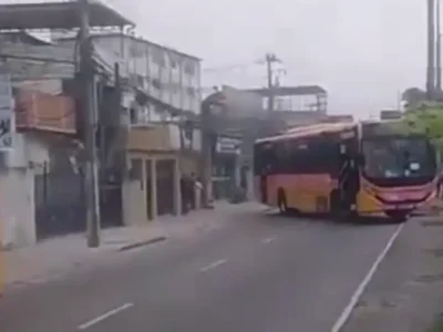 Ônibus atravessados em via da Zona Norte do Rio durante operação policial