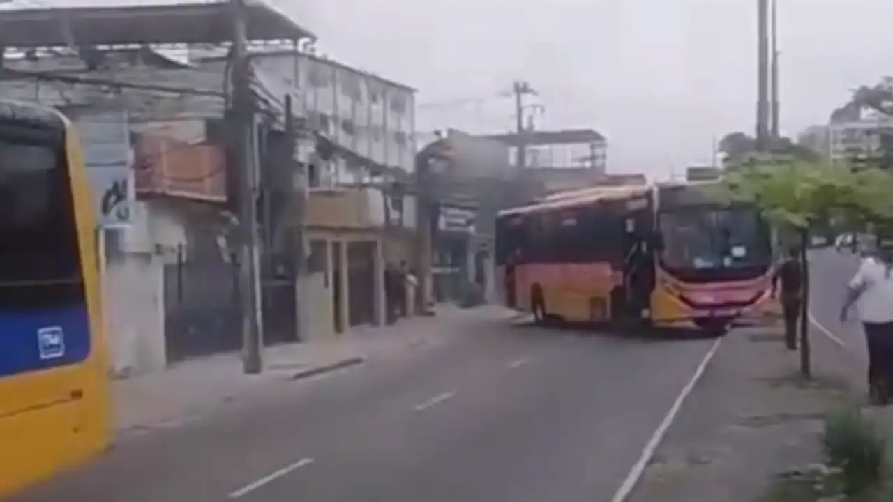 Ônibus atravessados em via da Zona Norte do Rio durante operação policial
