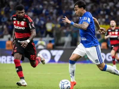 Jogadores de Cruzeiro e Flamengo durante confronto entre as equipes pela temporada de 2026