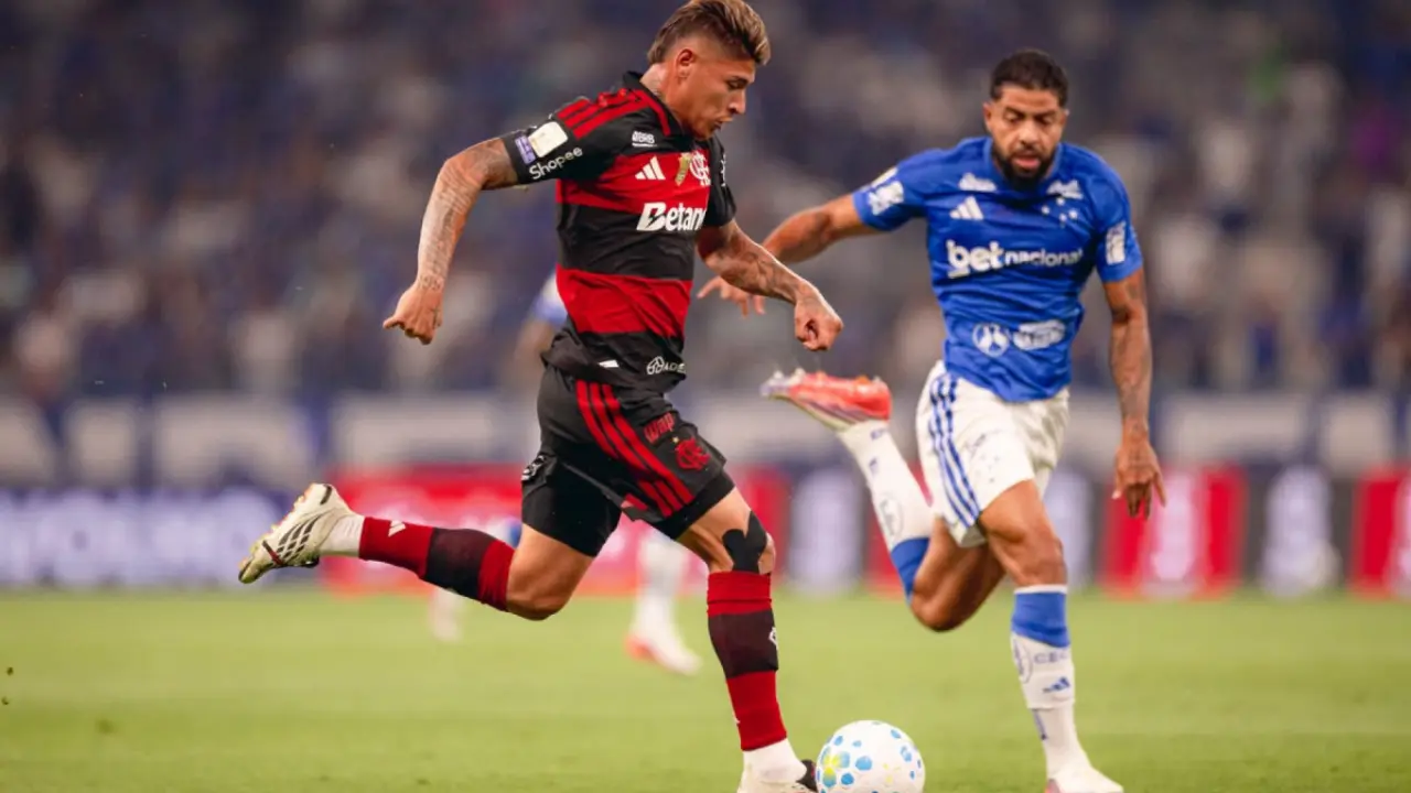 Matheus Pereira comemora gol da vitória do Cruzeiro sobre o Flamengo no Mineirão
