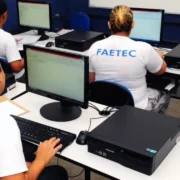 Mulheres participam de curso de qualificação profissional oferecido pela Faetec no Estado do Rio de Janeiro