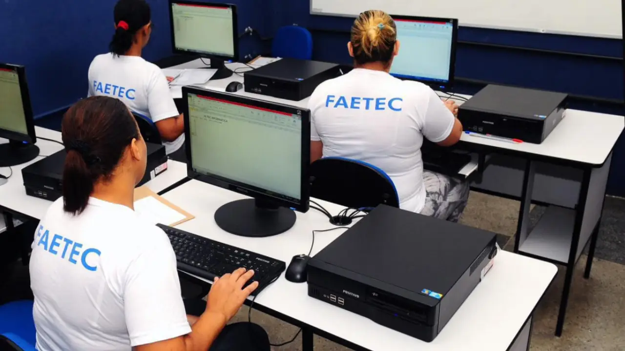 Mulheres participam de curso de qualificação profissional oferecido pela Faetec no Estado do Rio de Janeiro