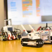 Alunos em sala de tecnologia e robótica durante curso gratuito em Maricá