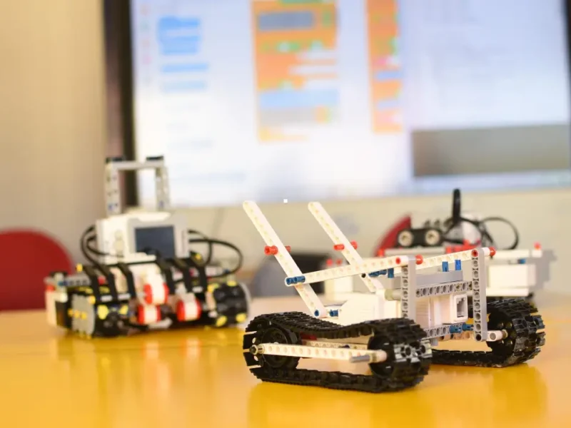 Alunos em sala de tecnologia e robótica durante curso gratuito em Maricá