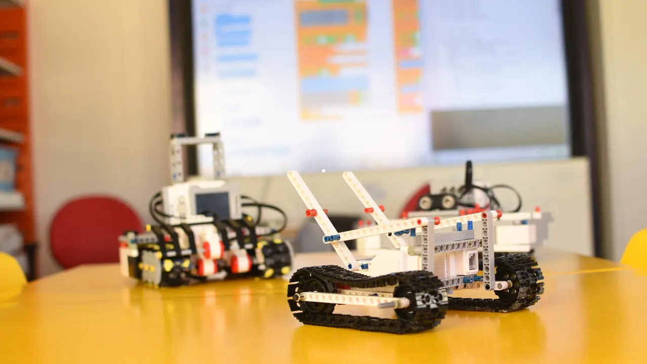 Alunos em sala de tecnologia e robótica durante curso gratuito em Maricá