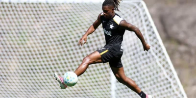 Imagem do jogador Danilo dominando a bola durante treino pelo Botafogo