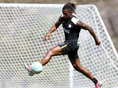 Imagem do jogador Danilo dominando a bola durante treino pelo Botafogo