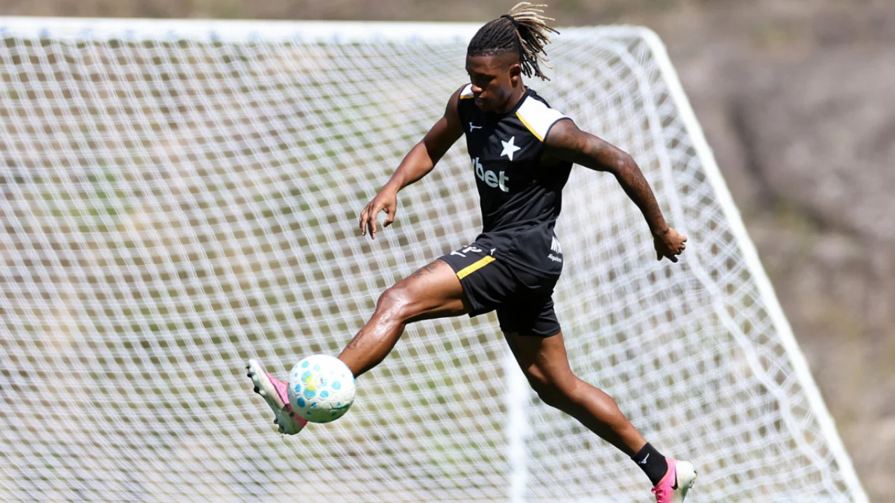 Imagem do jogador Danilo dominando a bola durante treino pelo Botafogo Imagem do jogador Danilo dominando a bola durante treino pelo Botafogo
