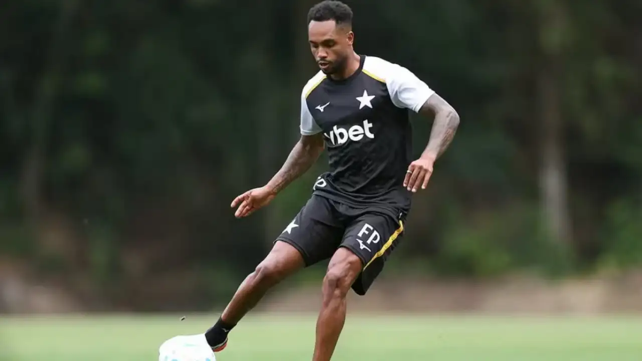 Danilo Pereira durante atividade do Botafogo. O atacante se recupera de um ferimento no pé que exigiu três pontos e aparece entre os cotados para iniciar a partida contra o Vitória Danilo Pereira durante atividade do Botafogo. O atacante se recupera de um ferimento no pé que exigiu três pontos e aparece entre os cotados para iniciar a partida contra o Vitória