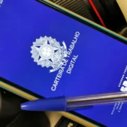 Trabalhadores circulam em área comercial durante período de crescimento da ocupação no Brasil