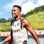 Alex Sandro em treino do Flamengo. O Rubro-Negro enfrenta o Cruzeiro nesta quarta-feira (12), no Mineirão, sem Alex Sandro, Vitão e Everton Cebolinha, enquanto Lucas Paquetá e Léo Ortiz aparecem entre os relacionados