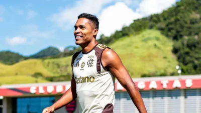 Alex Sandro em treino do Flamengo. O Rubro-Negro enfrenta o Cruzeiro nesta quarta-feira (12), no Mineirão, sem Alex Sandro, Vitão e Everton Cebolinha, enquanto Lucas Paquetá e Léo Ortiz aparecem entre os relacionados
