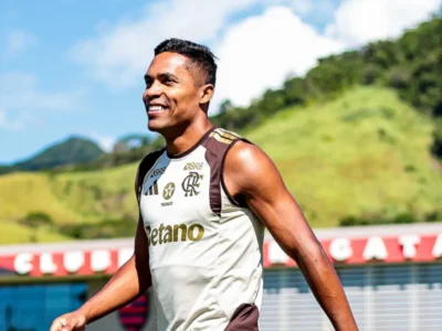 Alex Sandro em treino do Flamengo. O Rubro-Negro enfrenta o Cruzeiro nesta quarta-feira (12), no Mineirão, sem Alex Sandro, Vitão e Everton Cebolinha, enquanto Lucas Paquetá e Léo Ortiz aparecem entre os relacionados