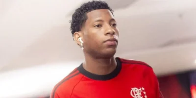 Gonzalo Plata com uniforme do Flamengo antes da transferência para o Dínamo de Moscou