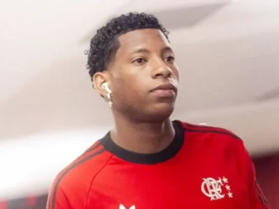 Gonzalo Plata com uniforme do Flamengo antes da transferência para o Dínamo de Moscou