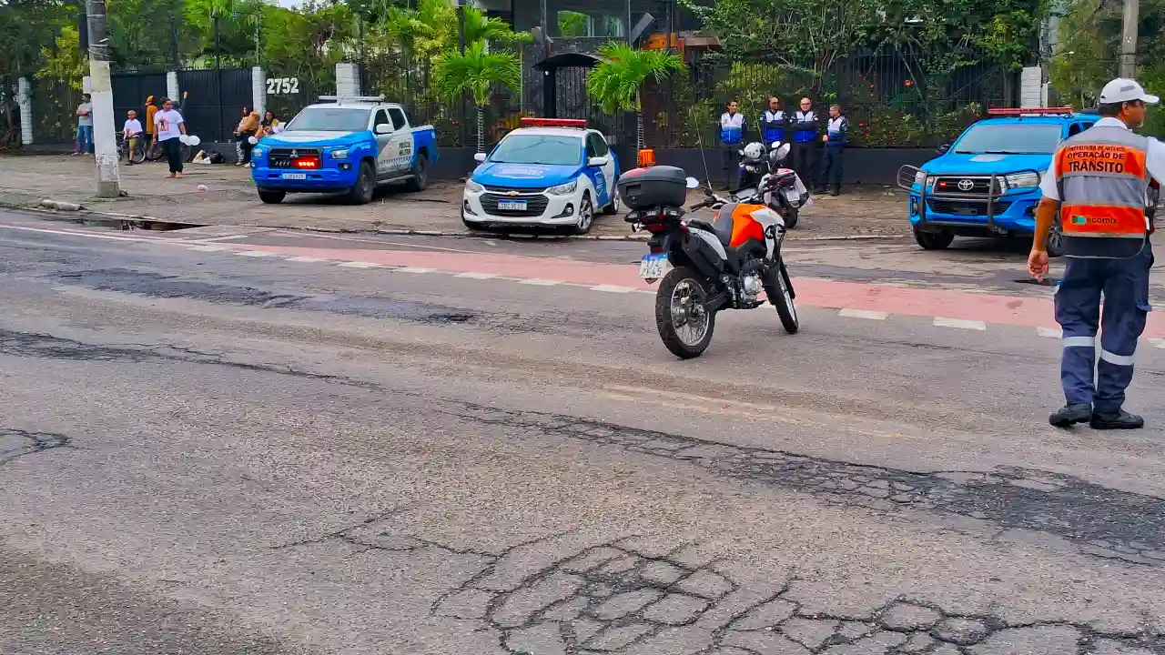 Transito desviado durante a tarde na Avenida Central