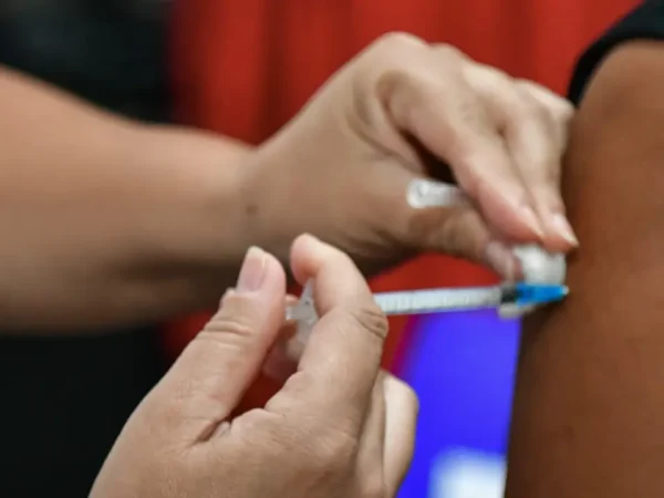Criança recebe vacina durante campanha de multivacinação em unidade de saúde