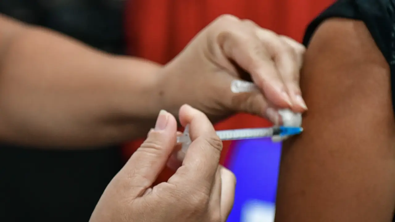 Criança recebe vacina durante campanha de multivacinação em unidade de saúde Criança recebe vacina durante campanha de multivacinação em unidade de saúde