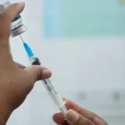 Criança recebe vacina durante campanha de multivacinação no Rio.