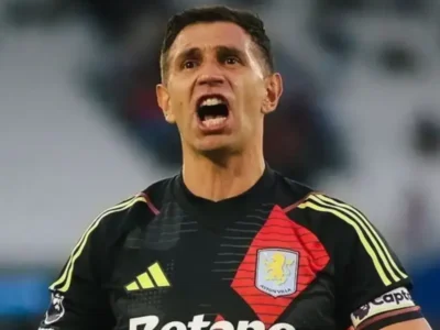 Dibu Martínez durante partida pelo Aston Villa