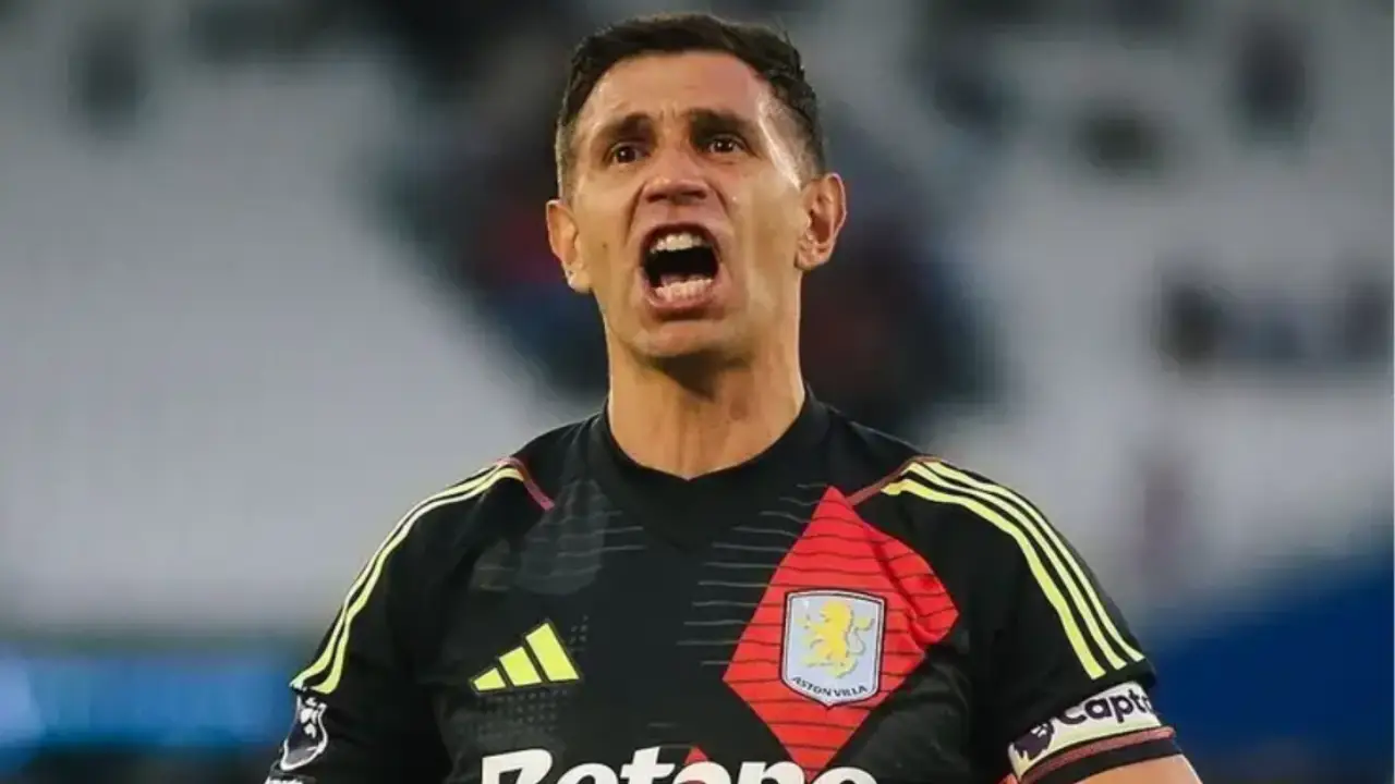 Dibu Martínez durante partida pelo Aston Villa