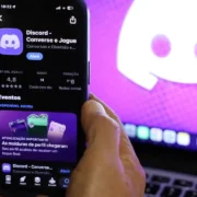 Aplicativo Discord exibido em dispositivo eletrônico. A ANPD determinou a suspensão preventiva das transmissões ao vivo enquanto a empresa não comprovar medidas adicionais de proteção para crianças e adolescentes no Brasil