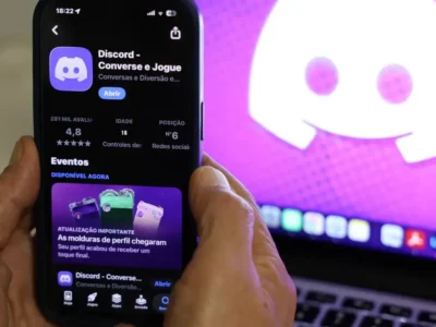 Aplicativo Discord exibido em dispositivo eletrônico. A ANPD determinou a suspensão preventiva das transmissões ao vivo enquanto a empresa não comprovar medidas adicionais de proteção para crianças e adolescentes no Brasil