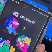 Aplicativo Discord em dispositivo eletrônico após suspensão dos recursos de vídeo no Brasil