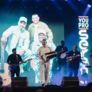 Público acompanha show em festa gratuita no Campo do Esporte Clube de Inoã, em Maricá