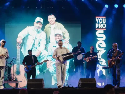 Público acompanha show em festa gratuita no Campo do Esporte Clube de Inoã, em Maricá