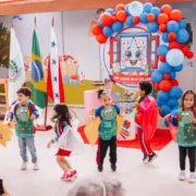 Crianças em atividade de Educação Infantil em unidade municipal de Maricá