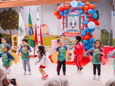 Crianças em atividade de Educação Infantil em unidade municipal de Maricá